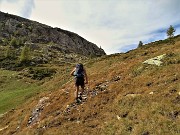 58 Risalendo per traccia verso il Lago della paura 